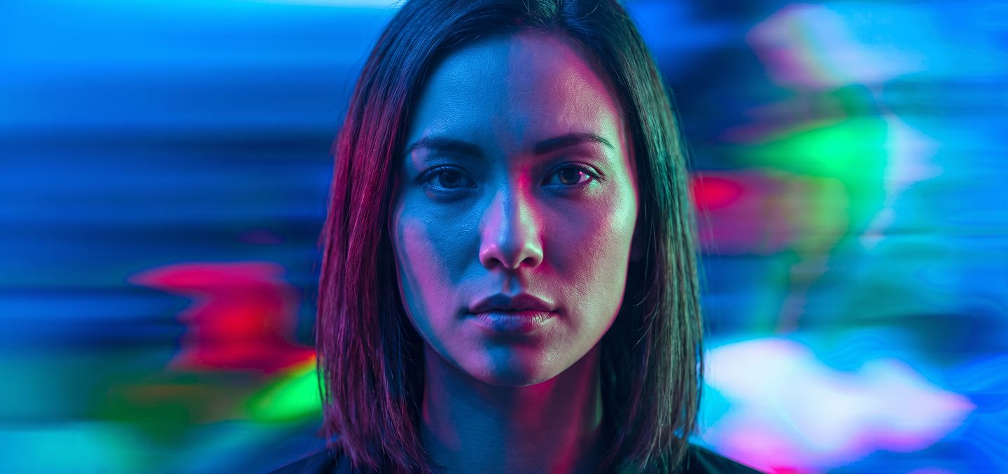 Mujer con iluminación de neón azul y rosa