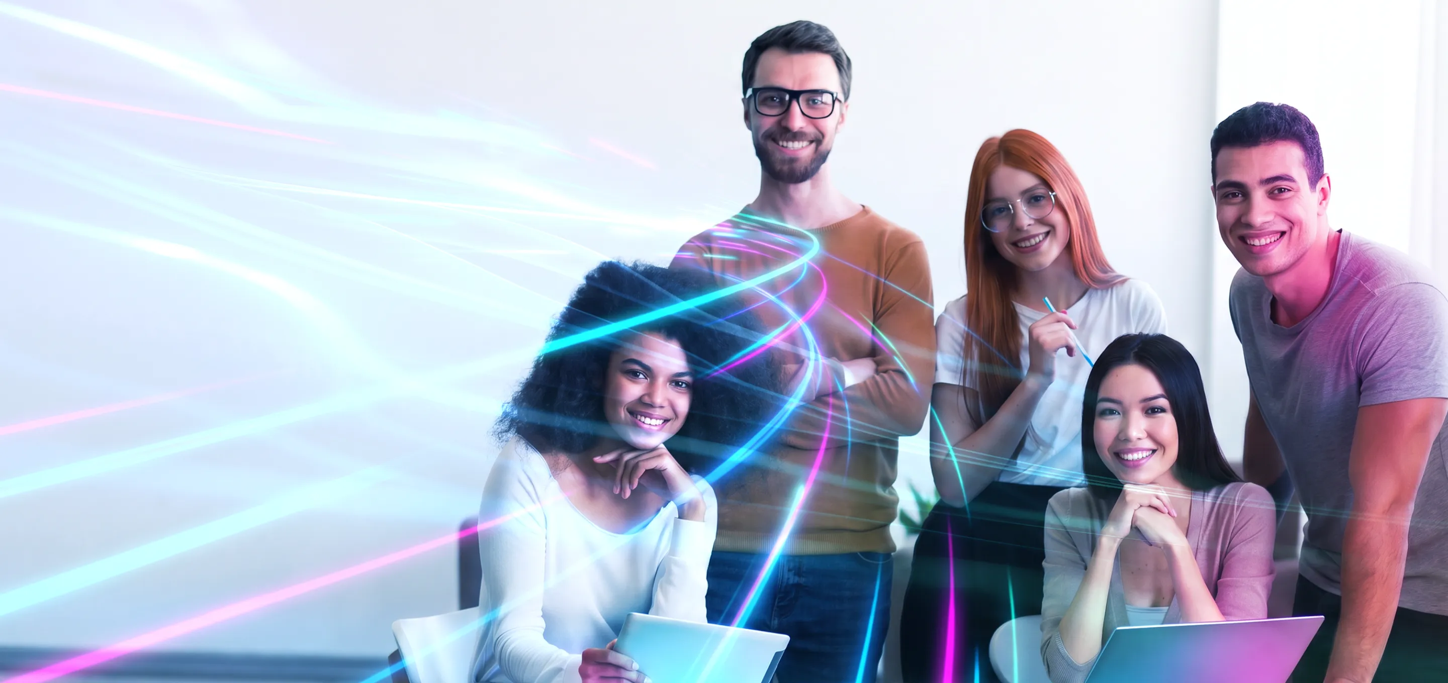 Equipo de Wigilabs sonriendo frente a cámara con efecto de luces de neón