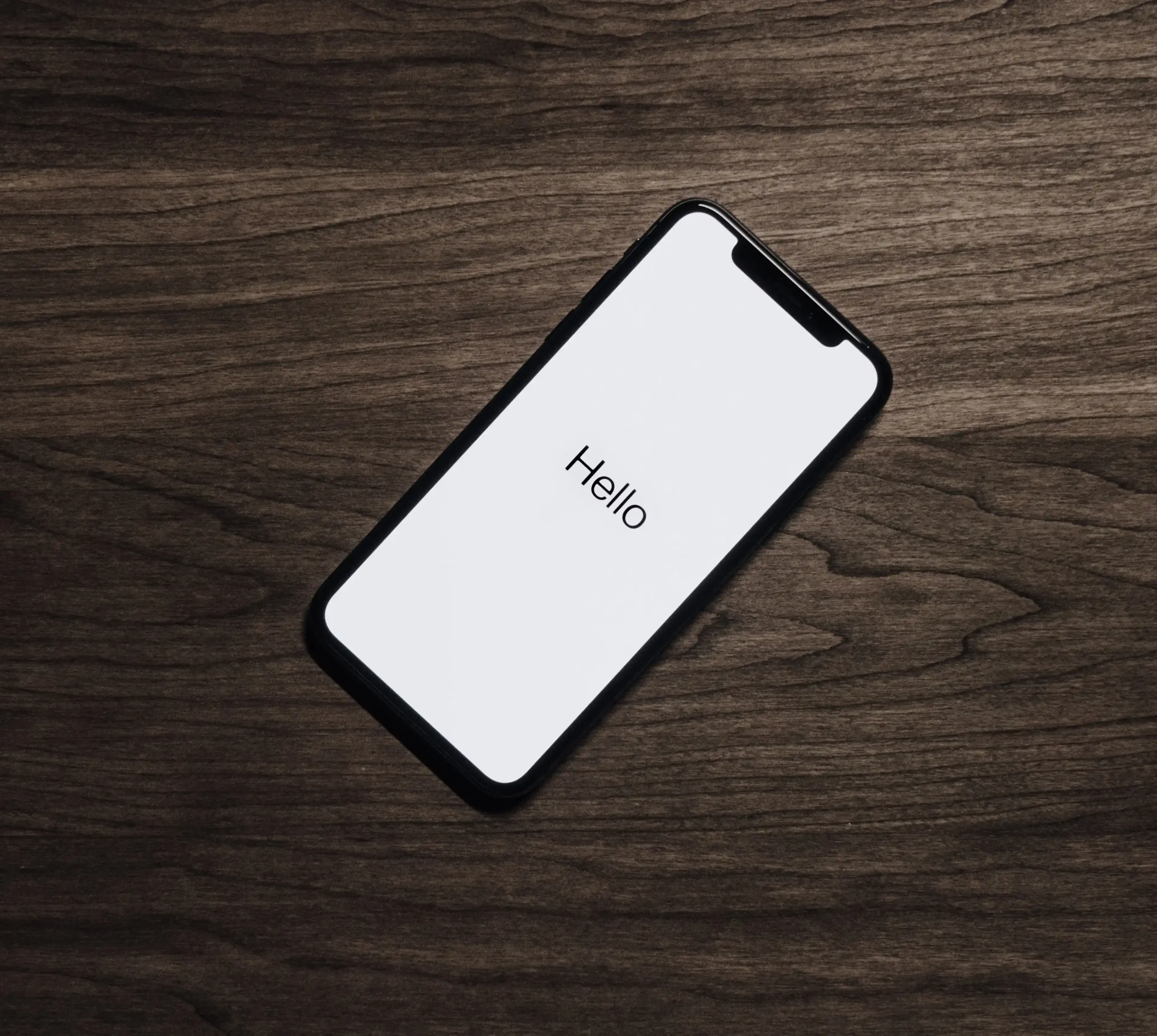 imagen iphone 11 con texto hola en el medio