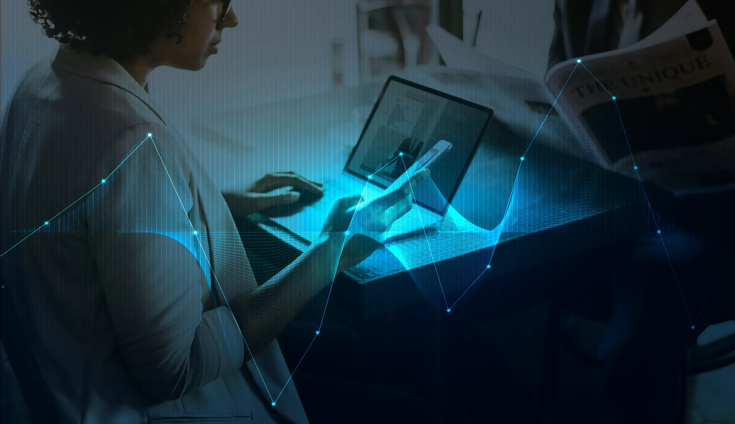 https://www.wigilabs.com/wp-content/uploads/2025/05/la-empresaria-de-redes-mediante-dispositivos-digitales-scaled.webp