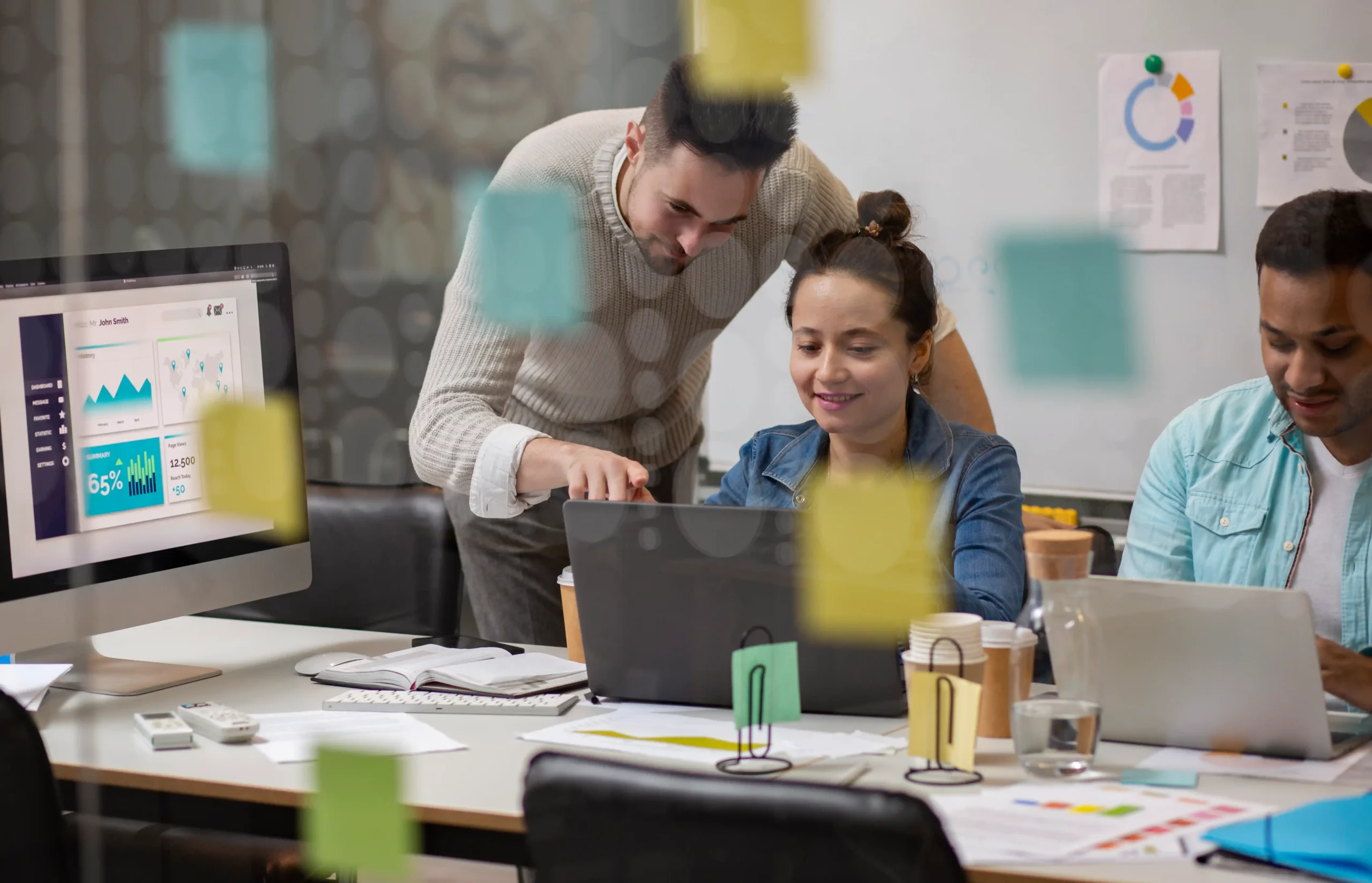 Personas trabajando en un projecto