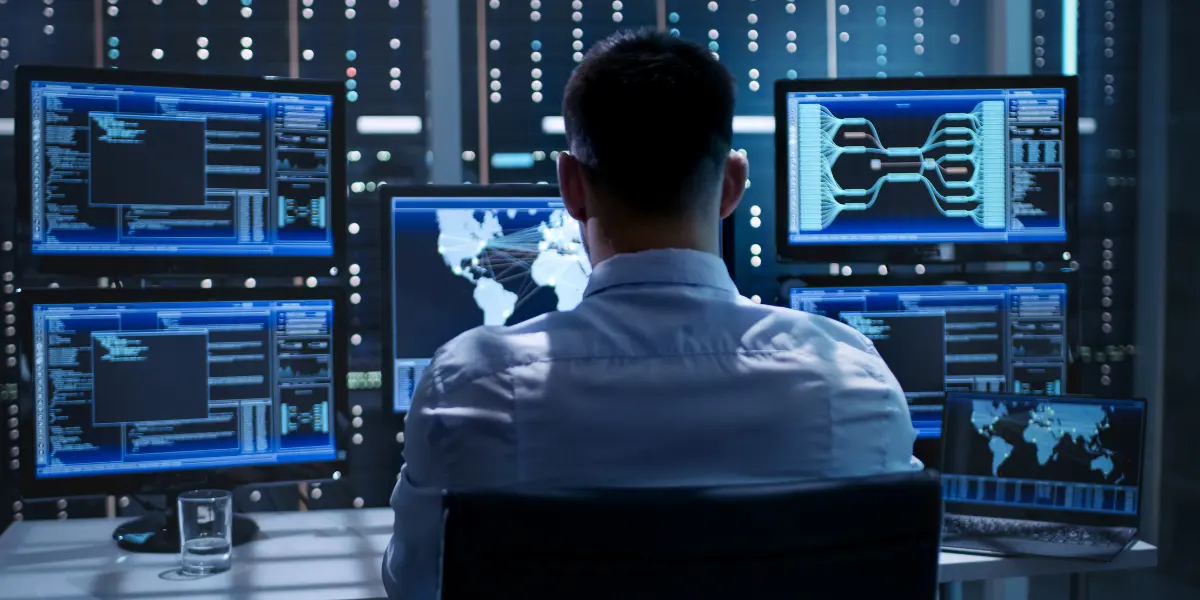 Persona trabajando en un computador