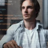 hombre programando una app