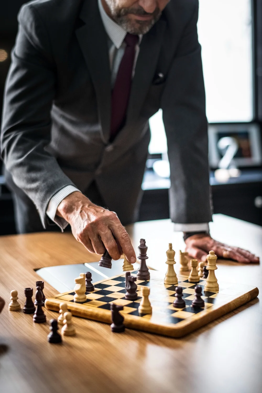 persona competitiva jugando ajedrez